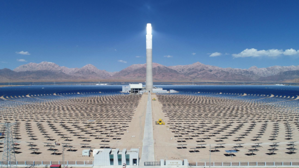 戈壁“追光”鑄就奇跡 浙江援青德令哈光熱電站連續三年超產，熔鹽塔點亮高原“金山銀山”